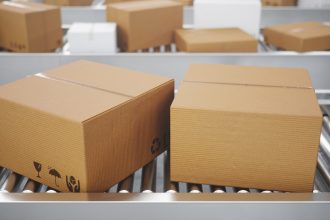 3d-illustration-packages-delivery-packaging-service-parcels-transportation-system-concept-cardboard-boxes-conveyor-belt-warehouse-three-conveyor-belts